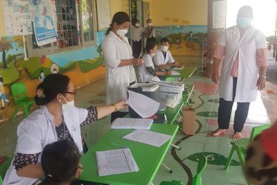 Sáng ngày 20.5.2022 trường MG Hoa cúc phối hợp TTYT xã Ea Blang  tổ chức khám sức khỏe, tiêm bạch hầu cho Hs toàn trường
